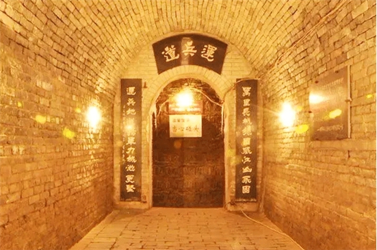 [地下长城]?中国发现地下长城，700多年没人发现，里面全部都是军事机密