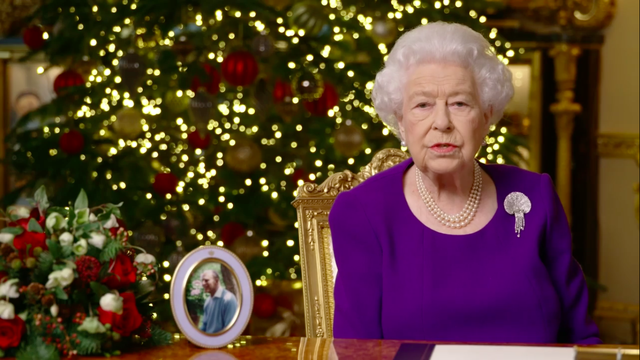 少年夫妻老來伴！英女王發表聖誕演講，罕見獨秀菲利普親王照片-圖3