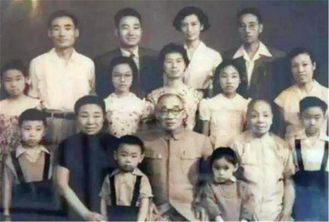 晓君侃史|他首先提出“计划生育”，自己娶女儿13岁同学为妾，生下7个孩子