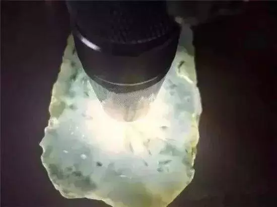 古钱币|冰种翡翠原石雕出来的“自在观音”据说可以换一辆豪车？