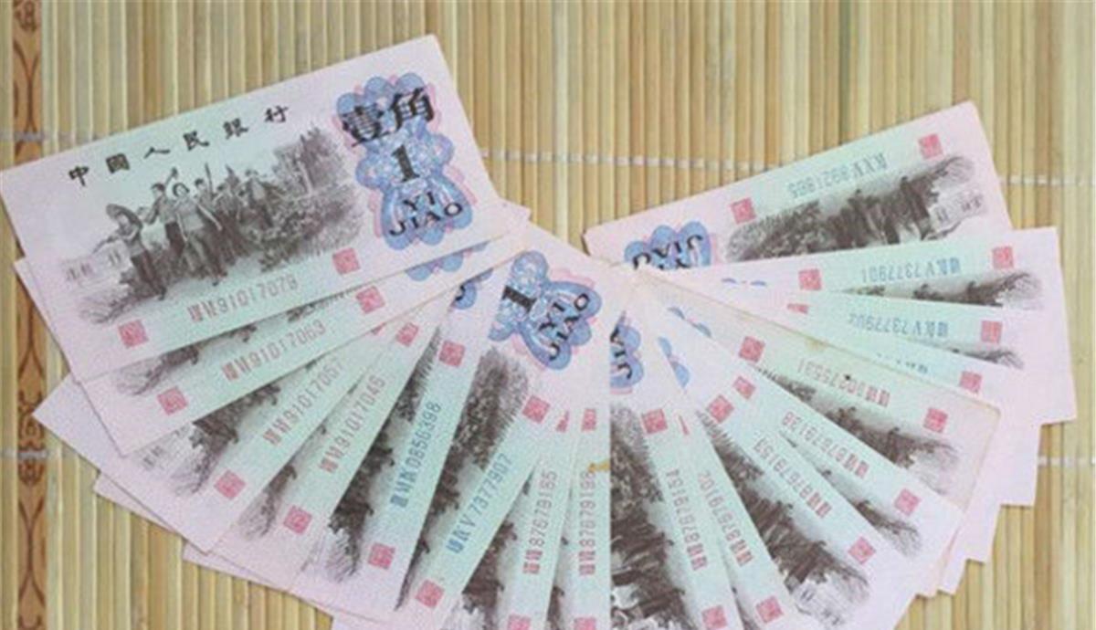 假币|农村大爷收藏17张旧纸币，专家判定为假币，大爷一举打脸众人