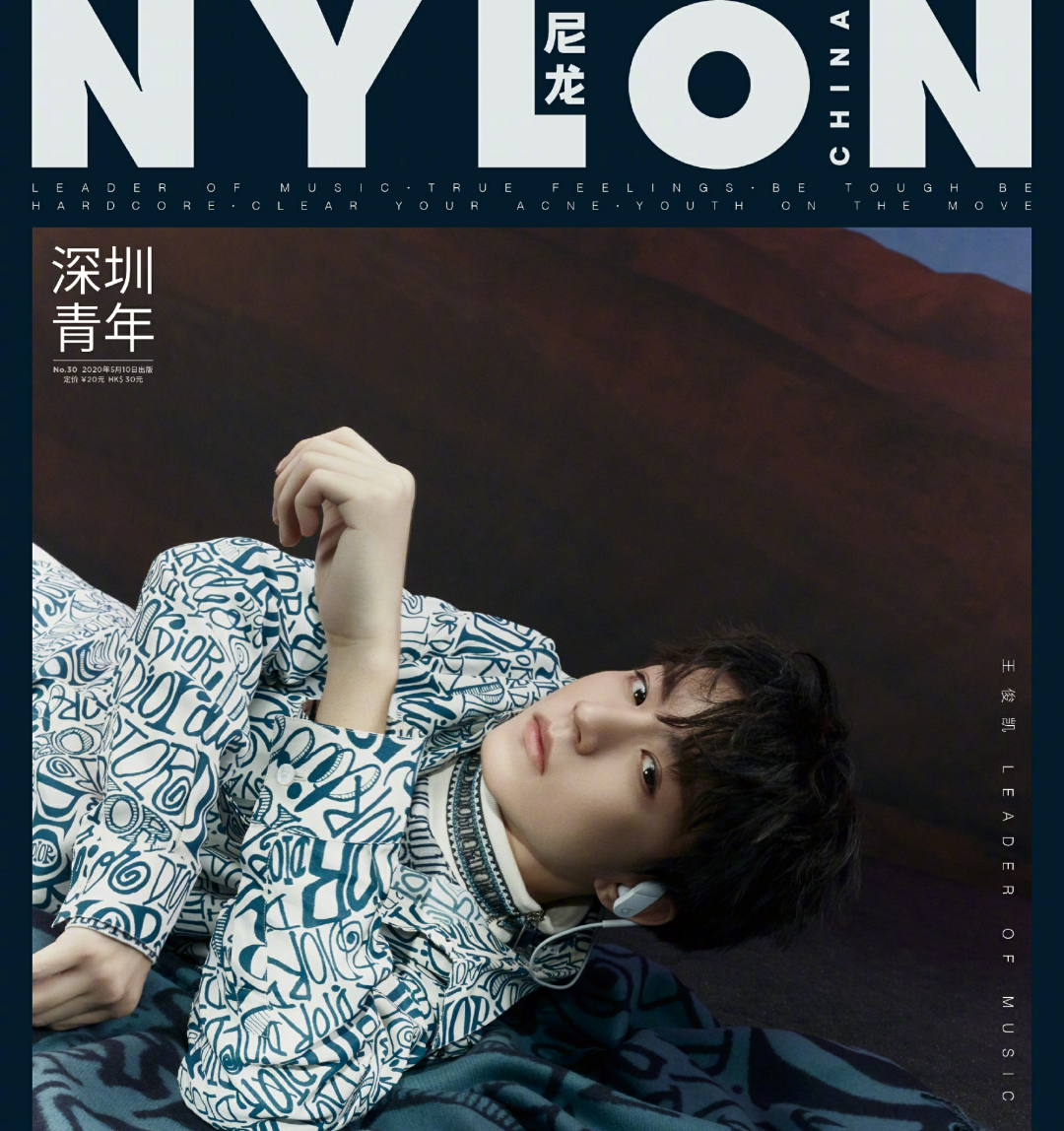 『王俊凯』王俊凯探班乐队成员拍杂志，不仅亲切地唠嗑，还请喝奶茶，用心了