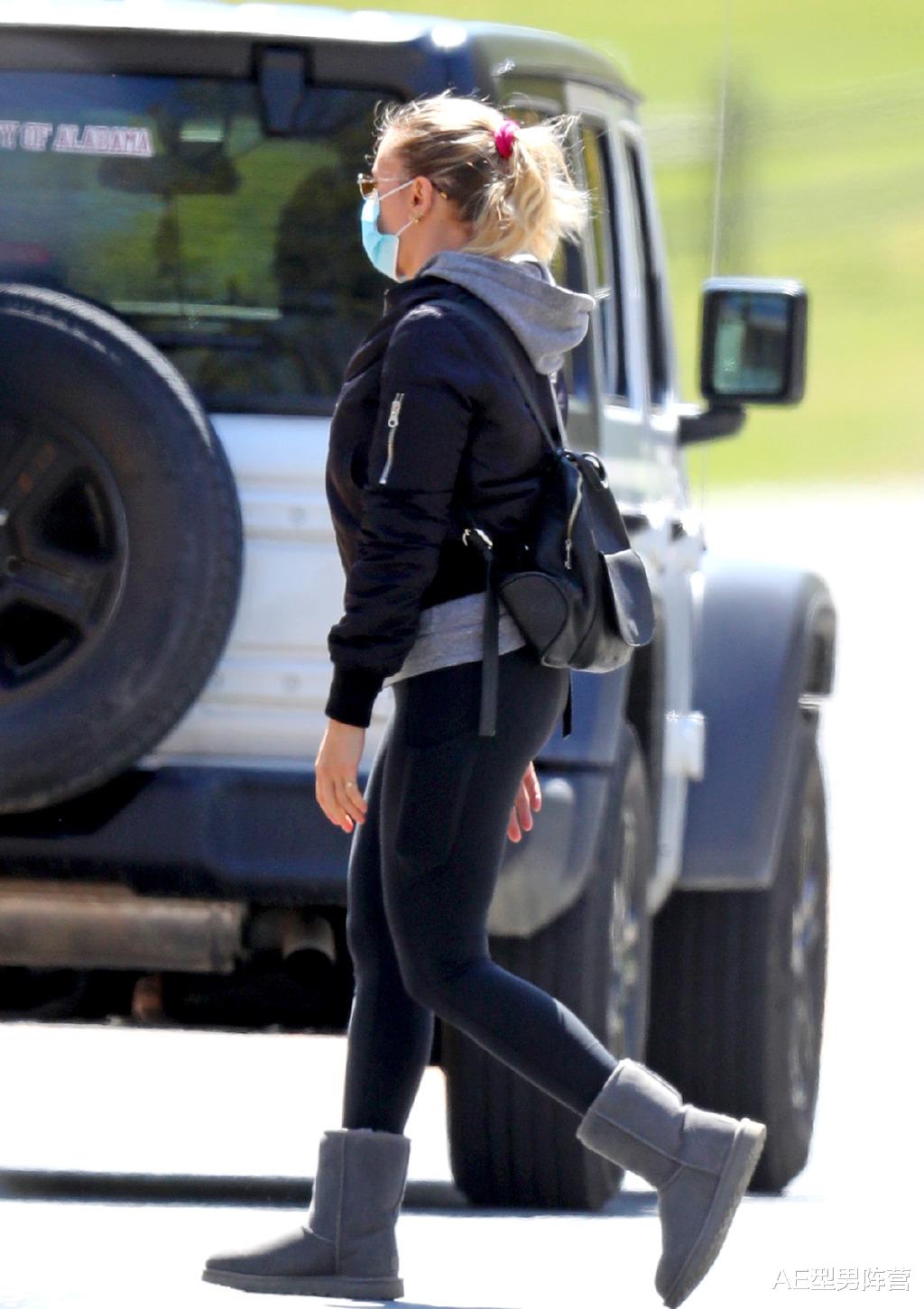 「斯嘉丽·约翰逊」寡姐又长胖了！36岁斯嘉丽·约翰逊体重超120斤，出门遭小粗腿抢镜