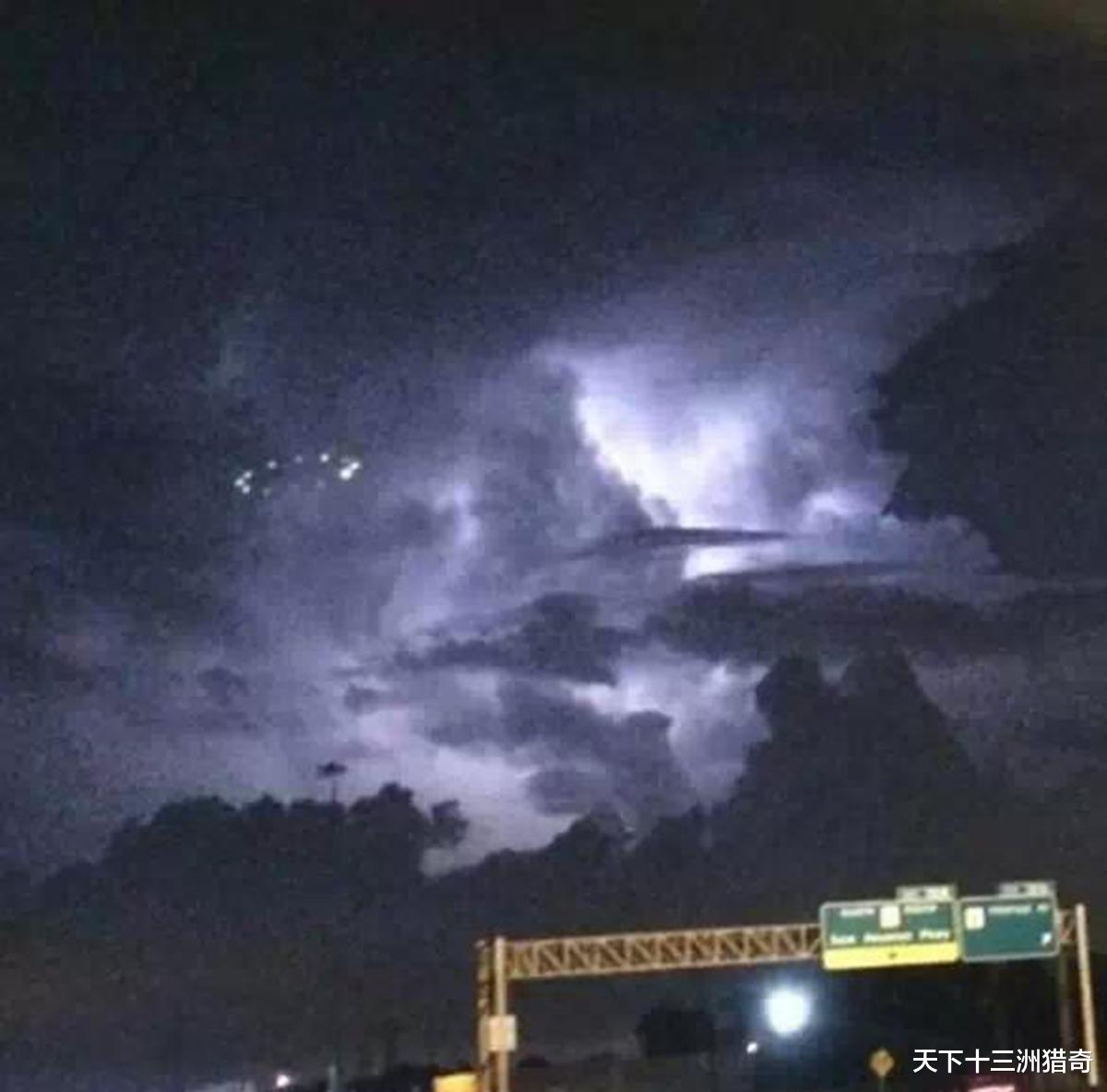 UFO|史上最清晰UFO照片易主?2014年,休斯顿市雨夜百人目睹UFO事件