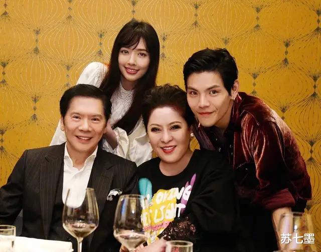 郭碧婷@郭碧婷玩起“富婆风”，金色裙配大波浪，学向太不成，反丢好衣品