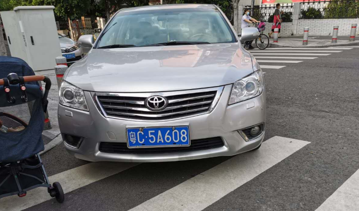 外卖小哥■女司机梅华路过绿灯撞飞外卖小哥！死亡赔偿39万！这样冲绿灯也要负责！