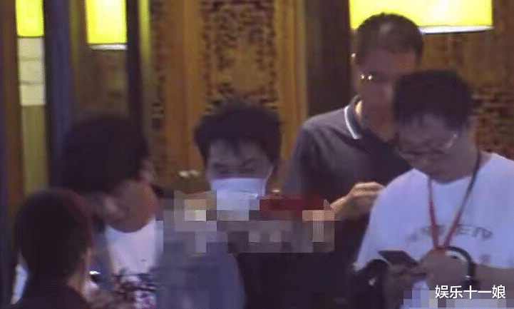 李晨|李晨深夜再被拍！身边并非前任范冰冰？看清是谁：不可思议！