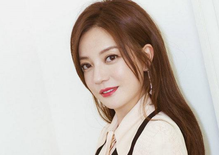 赵薇|赵薇用17年原谅范冰冰，但一生不会原谅，骗她穿日本军旗装的女人