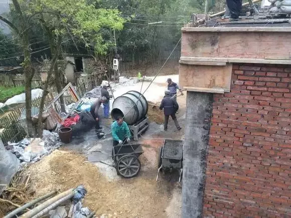 「」实拍丨外地农民工回乡盖自建房，三层主体不到40万全搞定