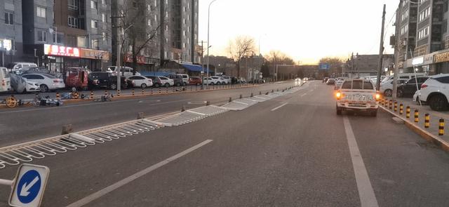 北京日报客户端 晚高峰大风刮倒200米护栏,40分钟后复位