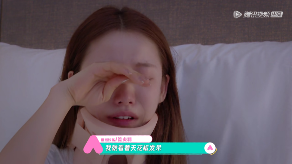 刘些宁|姜贞羽伤后首度现身，刘些宁回避镜头和姜贞羽密谈，哭着走出酒店