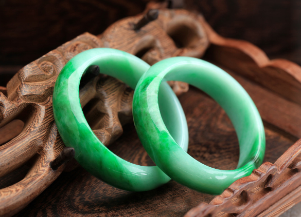 『翡翠』为什么翡翠会变色？会变色的翡翠会是假的吗？