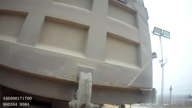 生活报 可怕！穿着拖鞋驾驶大型“马路杀手”任性上路……