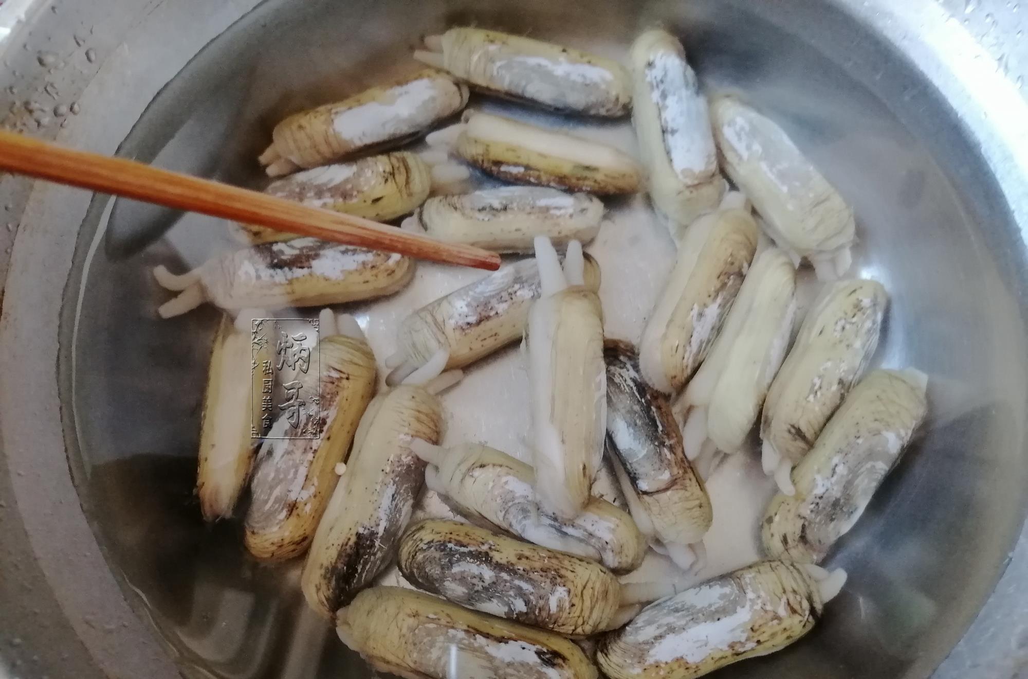 酱油|洗海蛏，加盐加油吐泥都没用！老渔民：用它泡一泡，泥沙全吐出！