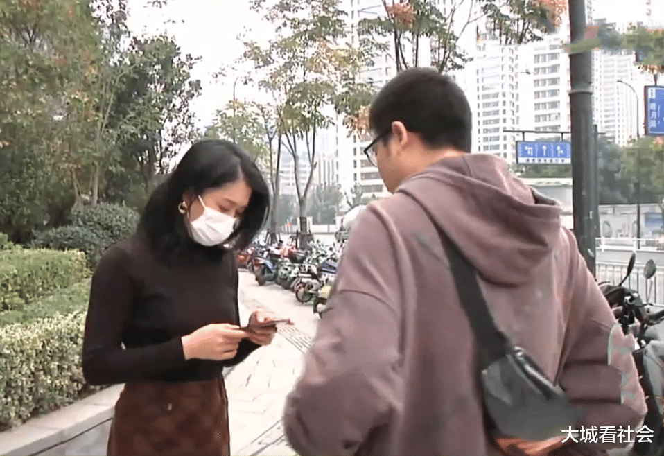 大城看社会|把手机掉网约车上，司机遮挡监控后消失，不承认是自己拿的