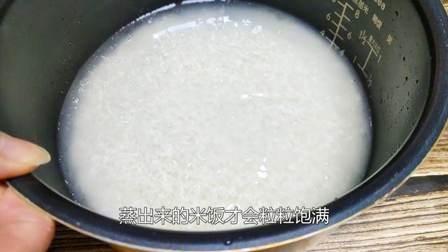 「」蒸米饭时别只加水，奶奶不外传的秘方，米粒松软香甜，出锅抢着吃