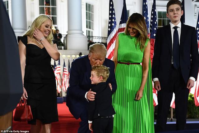 特朗普|特朗普56岁前妻发照庆准女婿生日！180斤重女儿抢伊万卡风头