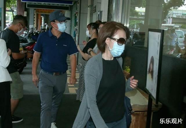 罗霈颖|好友送别罗霈颖最后一程，哥哥捧骨灰坛引路，94岁老母亲哭肿眼