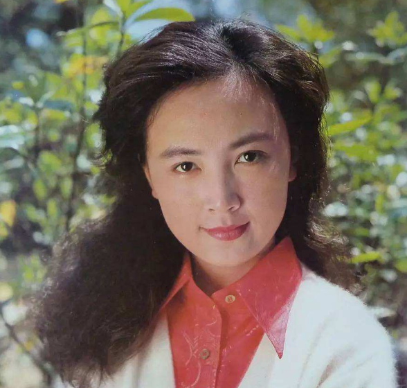 电影▲出道就大红, 生孩子险丧命, 曾为儿子淡出演艺圈, 嫁军官恩爱40多年