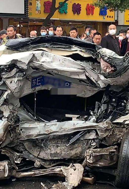 保研:丰田奕泽追尾本田思域, 三厢车撞成两厢, 网友: 买车先看中保研