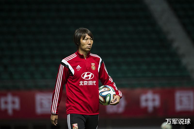 #国足#粤媒称国足热身赛大胜，李铁该感谢的人不是谭龙而是他，球迷酸了