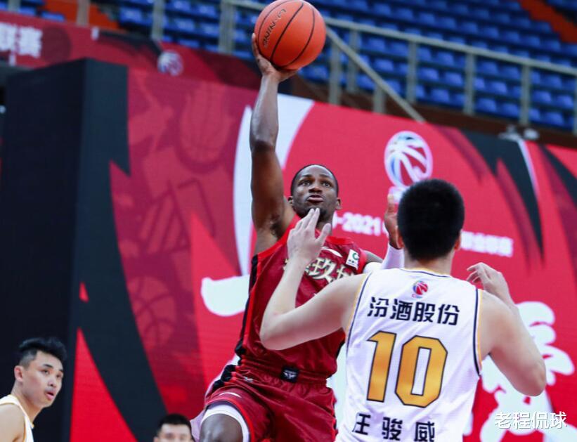 北京队|翟晓川怒砸水瓶!北京耻辱一败帕帅难辞其咎 球迷建议换回解立彬