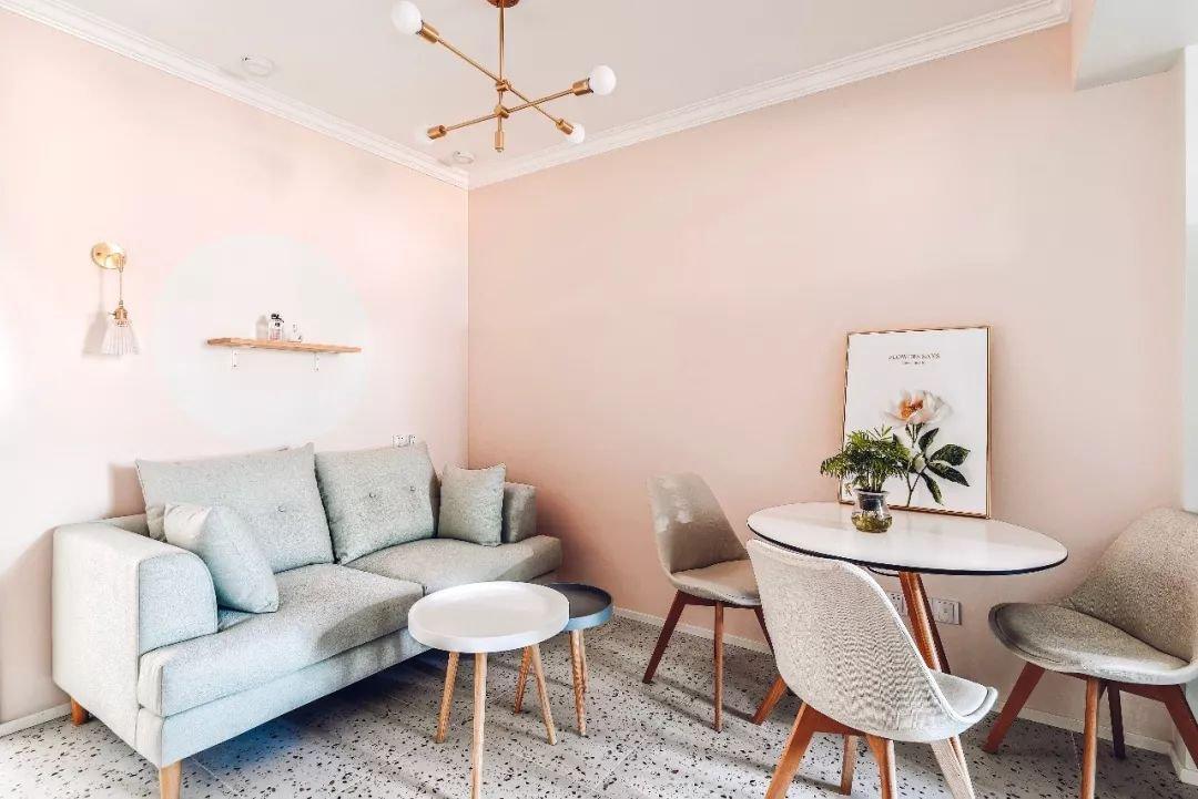 |越来越多人客厅不装吊顶了，现在流行这样装，省钱又大气