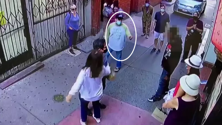 見唐人街有同胞挨打 美華裔男子亮出手槍嚇跑歹徒（圖）-圖2