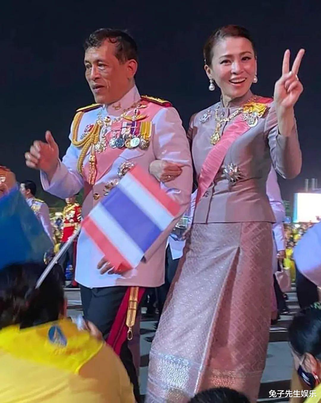 玛哈·哇集拉隆功|42岁泰国王后吓得不轻，被人们跪地抢着摸高跟鞋，忙提裙子好慌乱