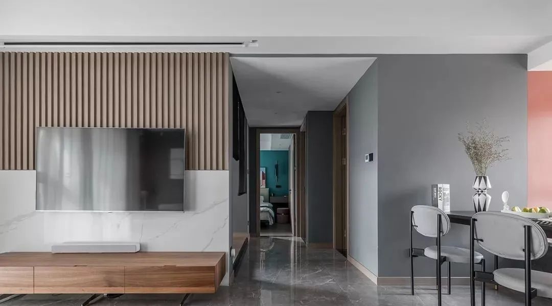 |电视机挂墙上好还是放电视柜上？看完就别再纠结了，一目了然！