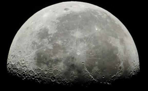 [月球]发现月球奇怪建筑，几乎和埃及金字塔一样，旁边还有飞船残骸