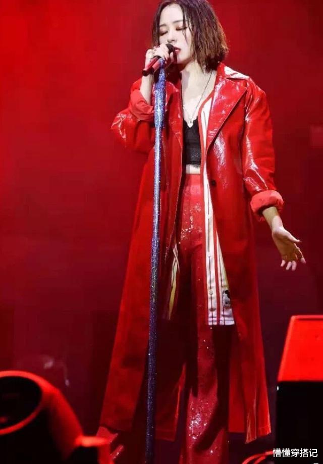 『张萌』张靓颖这造型够用心!一袭大红\扇子装\中国味十足,寓意还挺好