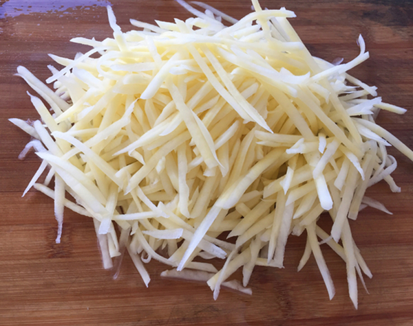 土豆丝:炒土豆丝时,泡水还是焯水?多数人都弄错,难怪吃起来不香脆