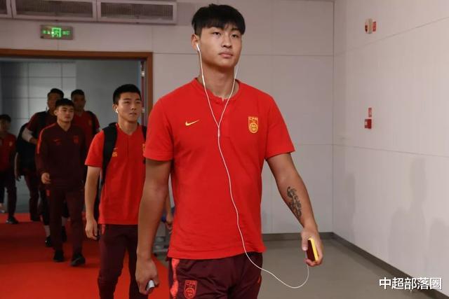 国青▲上午9点，沪媒为国青6人发声：足协取消踢联赛资格，属于严重越位