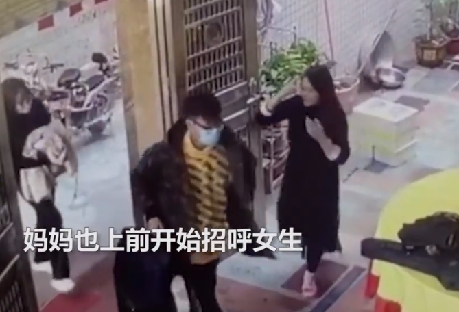 焰冰聊生活 广东男生首次带女友见妈妈，双方伸头试探，网友：一场婆媳大拉锯战开始了