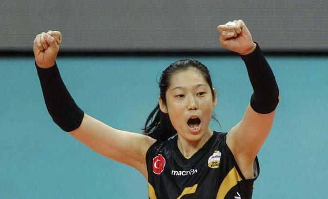 「阿布」李童路上贴心帮朱婷拎包,球迷:难道朱婷要有男朋友了吗?