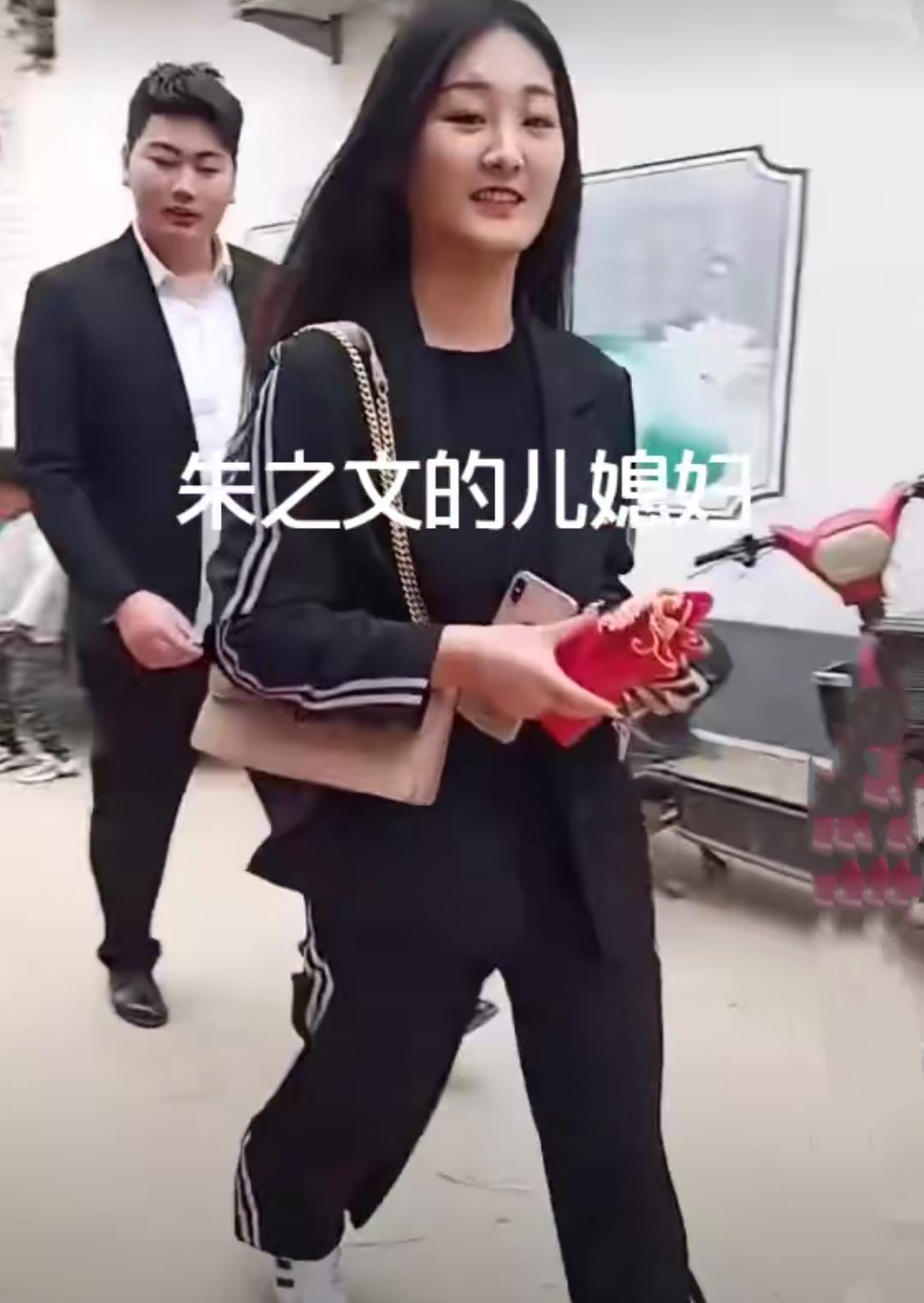 朱之文|大衣哥儿媳妇被围拍，大衣嫂怒指村民别拍了，朱家人都太老实！