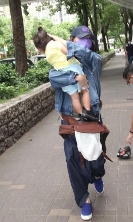 张柏芝|张柏芝回应四胎传闻，曝光小儿子正面照，三胎儿子像极了前夫谢霆锋