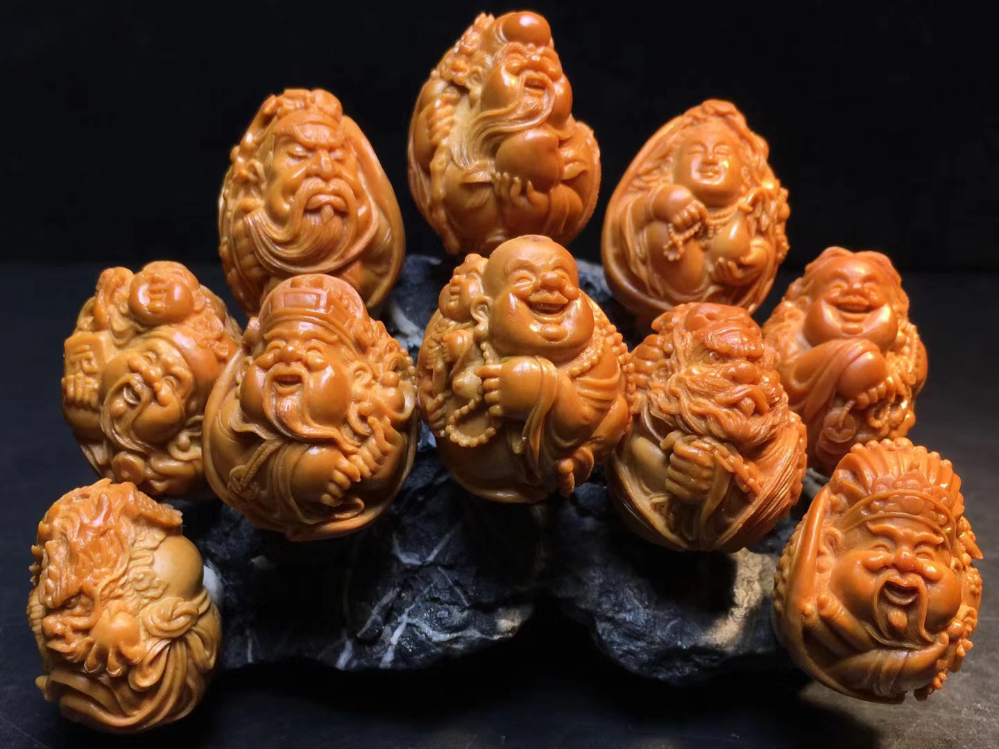 核雕|百匠诀核雕-盘玩核雕，究竟是多刷少盘”还是“多盘少刷呢？