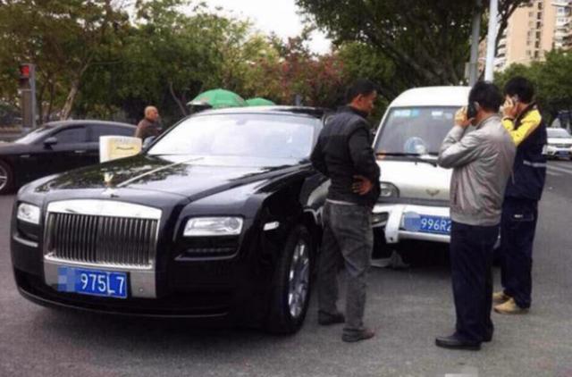 面包车▲最剽悍的面包车，撞到法拉利也不怕，看见车尾纸条就明白了