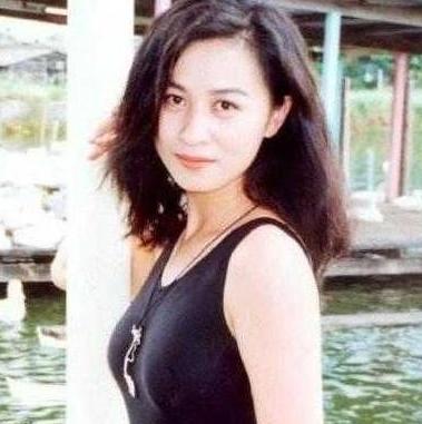 刘嘉玲|刘嘉玲晨跑被拍，慌忙躲避镜头，素颜的她和普通老太太一样