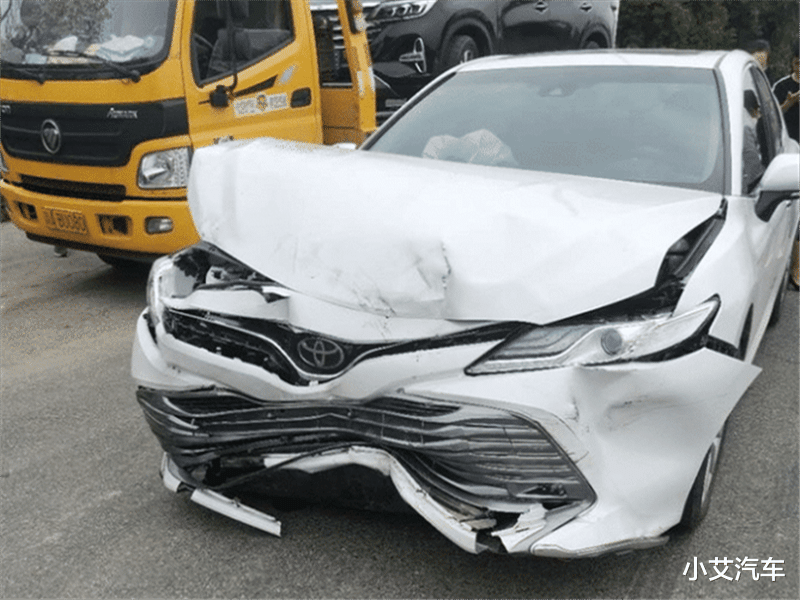 传祺GS4|凯美瑞撞上传祺GS4，两车车损差距很大，车主：回家直接换车！