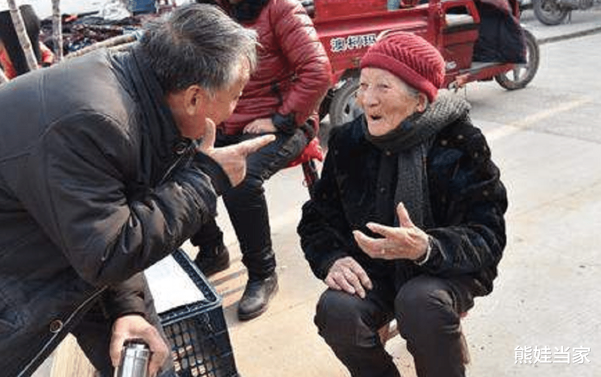 天门山 “我花10万养老金旅游，咋了！”孩子一句话，7旬老人瞬间沉默