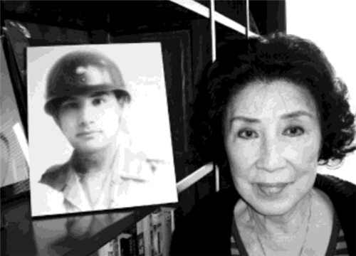 张灵甫|张灵甫死后，19岁妻子远赴美国，2007年登上孟良崮，写下了4个字