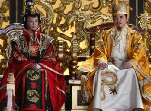 武则天|武则天退位，百官庆祝，唯有一人痛哭，一年后才知，庆祝的都死了