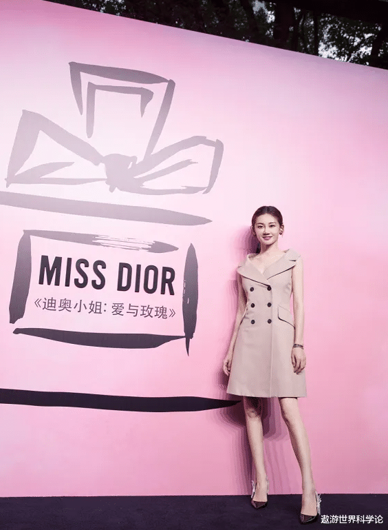 『苗苗』苗苗穿高跟鞋为了不撞鞋，就在鞋子外面加“创可贴”，意外很时髦