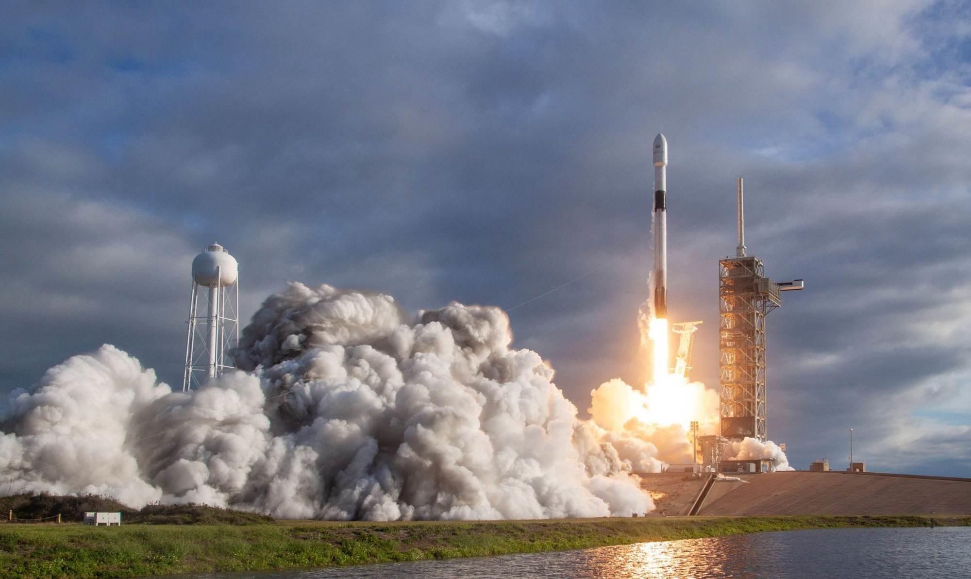 印度：50枚火箭弹倾盆落下，亚洲机场瞬间火光一片，40名士兵被直接炸翻