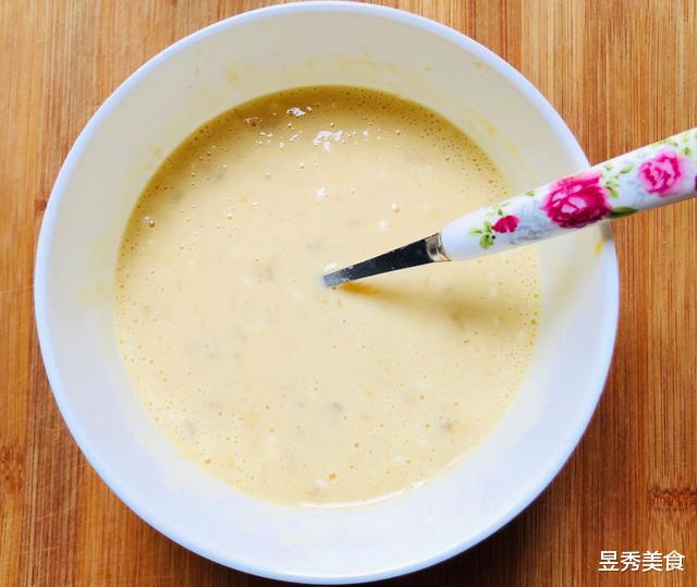 「香蕉」早餐~牛奶鸡蛋这样做,孩子抢着吃,香甜柔软又营养,五分钟上桌
