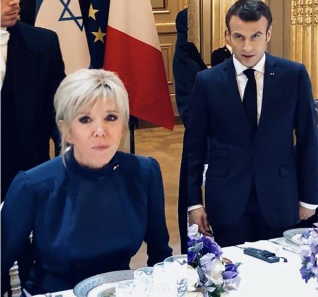 晚礼服|布丽吉特终于学会打扮了，身穿“晚礼服”换一个发型，抹平25岁年龄差