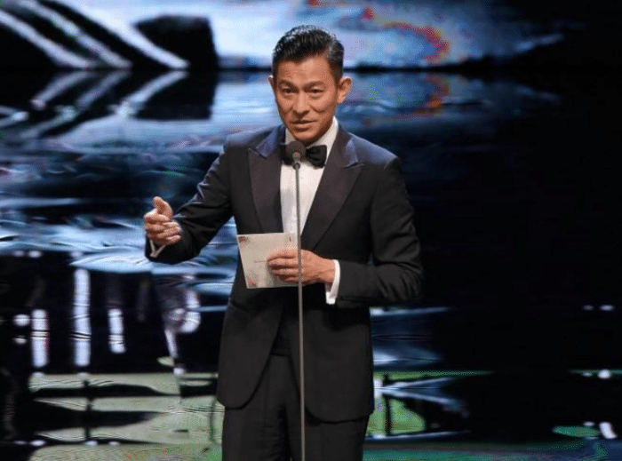 [刘德华]当年那个单手接刘德华奖杯，满脸不屑的小鲜肉，如今他现状如何了